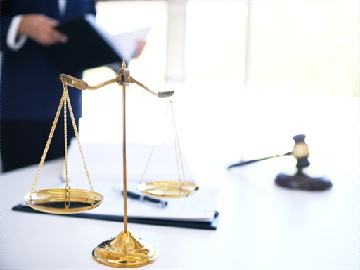 骑电瓶车时被交警拉摔倒怎么处理